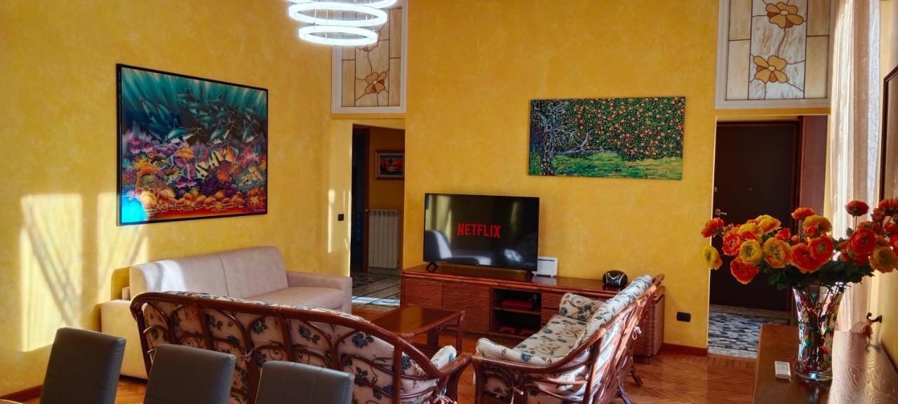 Luxe Apartment Near Milano, Rho Fiera E Mxp Busto Arsizio Bagian luar foto