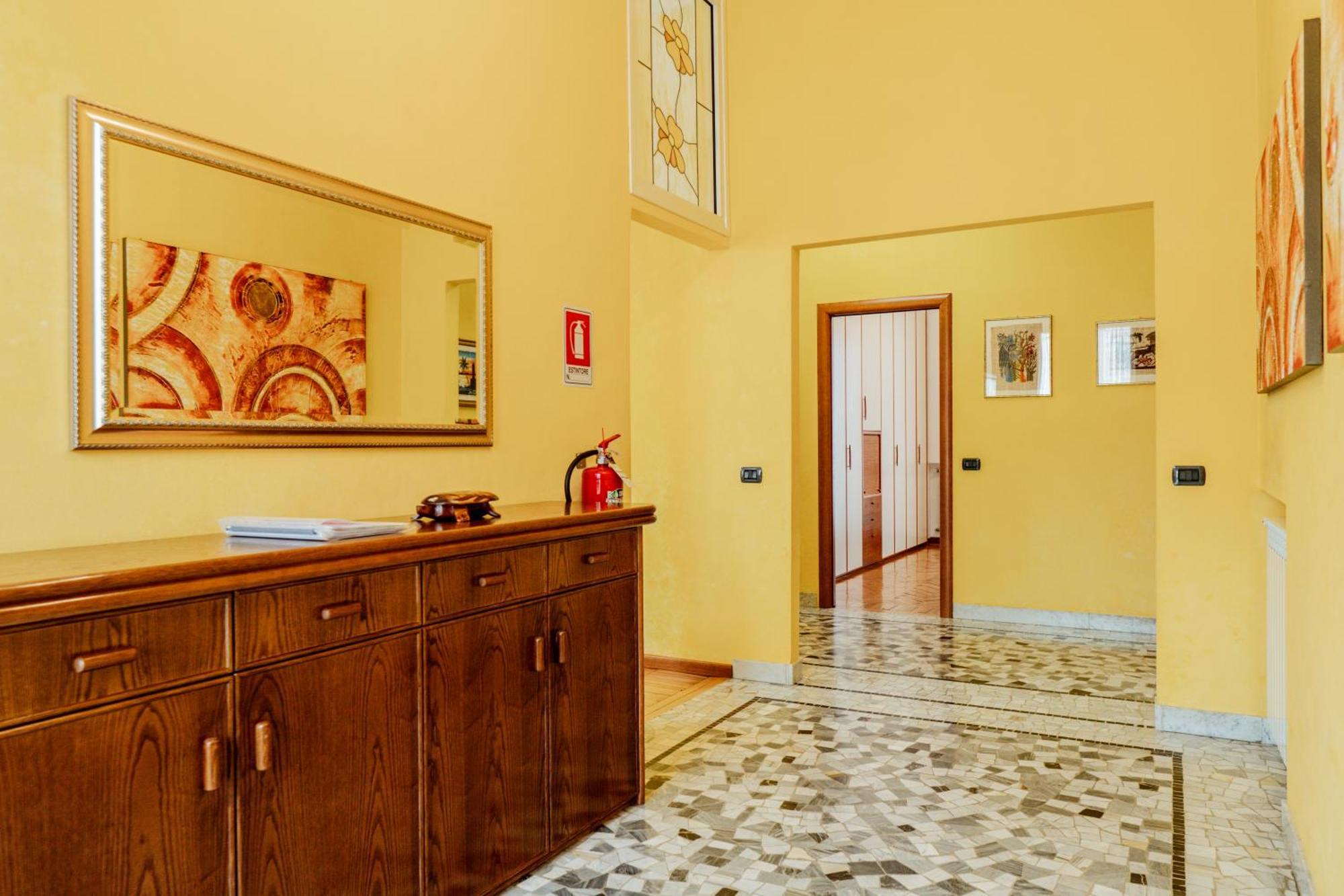 Luxe Apartment Near Milano, Rho Fiera E Mxp Busto Arsizio Bagian luar foto